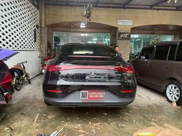 พรมรถยนต์ ใกล้ฉัน Mercedes-Benz EQE 300 พรม VVIPด้ายคู่ สีน้ำตาลเข้ม +ไวนิลครีม