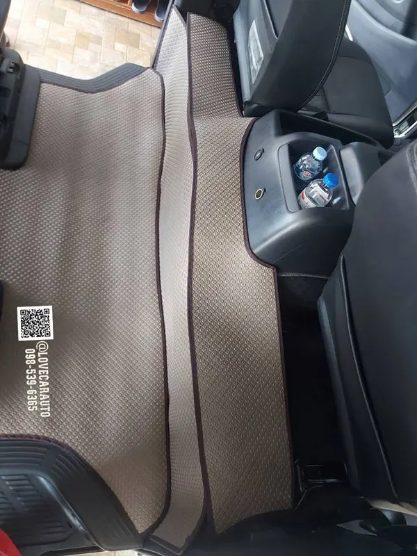 พรมรถตู้ TOYOTA VENTURY กระดุมเล็กสีน้ำตาล