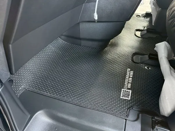 พรมปูพื้นรถยนต์ nissan serena c27กระดุมสีดำPVC