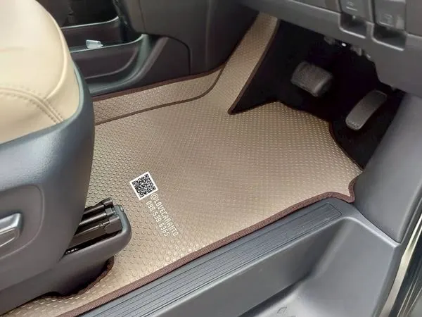 พรมปูพื้นรถยนต์ Toyota Majesty 2025 กระดุมเล็กสีน้ำตาล