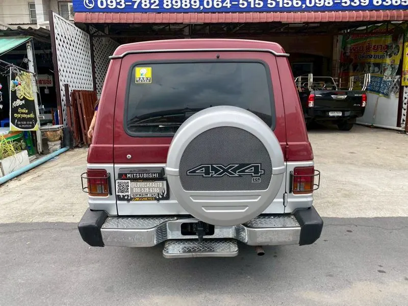 พรมกระดุมปูพื้นรถยนต์ Mitsubishi pajero ปาเหลี่ยม กระดุมสีเทา