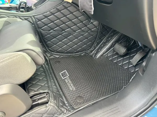 พรมปูพื้นรถยนต์ 7D Volvo C40 พรม6D สีดำด้ายดำลายแคฟล่า+ กระดุมเล็กสีดำ