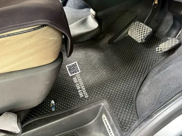 พรมกระดุมรถตู้ volkswagen caravelle กระดุม เล็กสีดำ