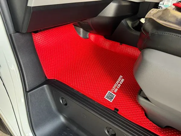 พรมรถตู้ Toyota Majesty Hiace ปี2025 ดัดแปลง พรมกระดุมเล็กสีแดง