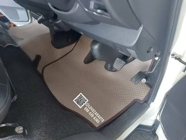 พรมรถตู้ TOYOTA VENTURY กระดุมเล็กสีน้ำตาล