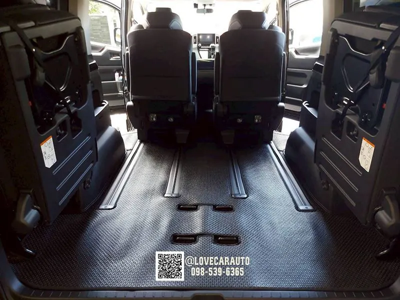 พรมปูพื้นรถยนต์ Toyota majesty 2024 กระดุมเล็กสีดำ