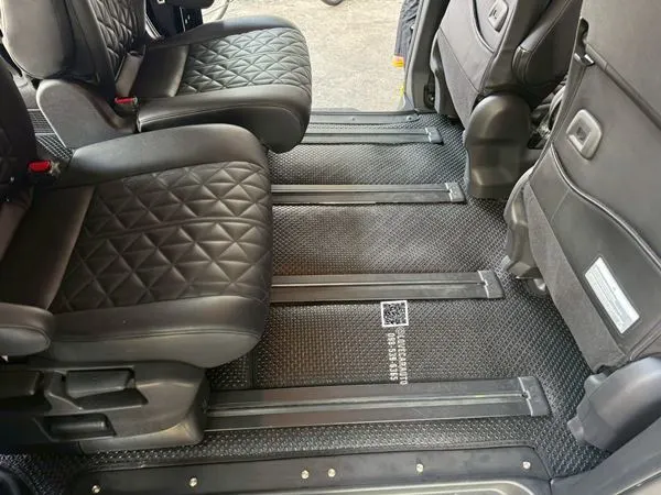 พรมปูพื้นรถยนต์ nissan serena c27กระดุมสีดำPVC