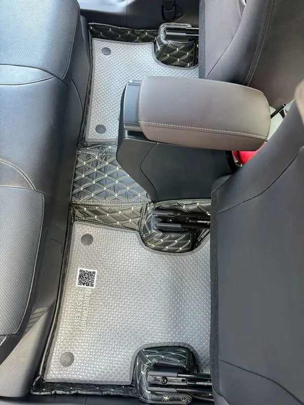 พรมรถยนต์7D Toyota corolla cross พรมVVIpด้ายคู่สีดำด้ายทอง+กระดุมเล็กPVCสีเทา