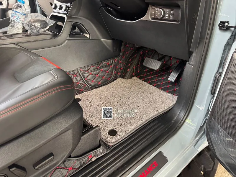 พรมปูพื้นรถยนต์ 7D Ford ranger raptor 2025 สีดำด้ายแดงแคปล่า +ไวนิลสีเทา