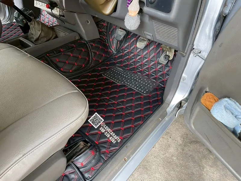 พรมปูพื้นรถยนต์ 6D Toyota Hilux Mighty-X Cab VVIP ด้ายคู่ สีดำด้ายแดง