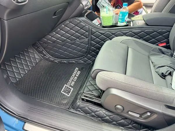 พรมปูพื้นรถยนต์ 7D Volvo C40 พรม6D สีดำด้ายดำลายแคฟล่า+ กระดุมเล็กสีดำ