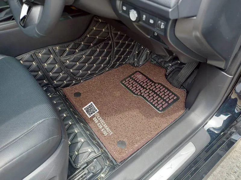 พรมปูพื้นรถยนต์ 6D Toyota Camry 2025 H สีดำด้ายทองด้ายคู่+ไวนิลน้ำตาล