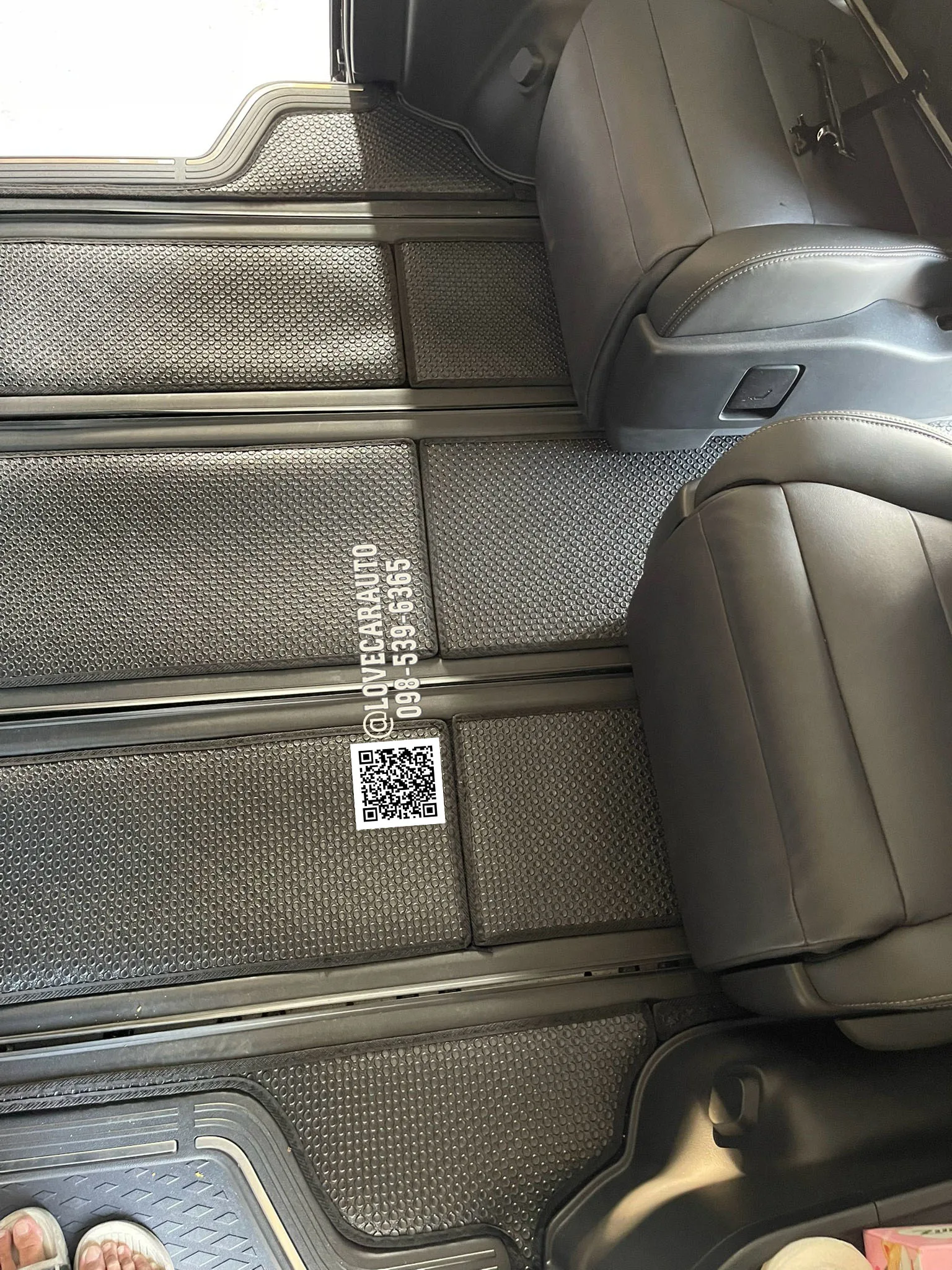 พรมปูพื้นรถยนต์ Toyota Majesty 2025 กระดุมเล็กดำ