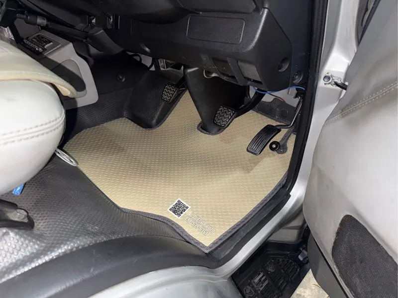 พรมรถตู้ Toyota Commuter 2014 Pvc กระดุมเล็กน้ำตาล ดัดแปลง