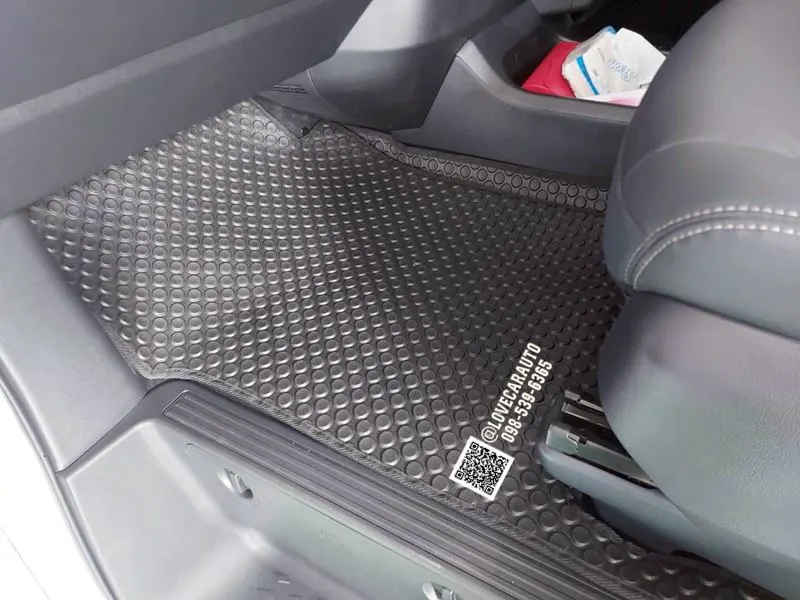 พรมรถตู้ TOYOTA Majesty 2024 กระดุมดำ