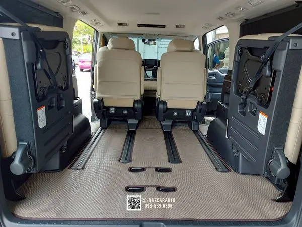 พรมปูพื้นรถยนต์ Toyota Majesty 2025 กระดุมเล็กสีน้ำตาล