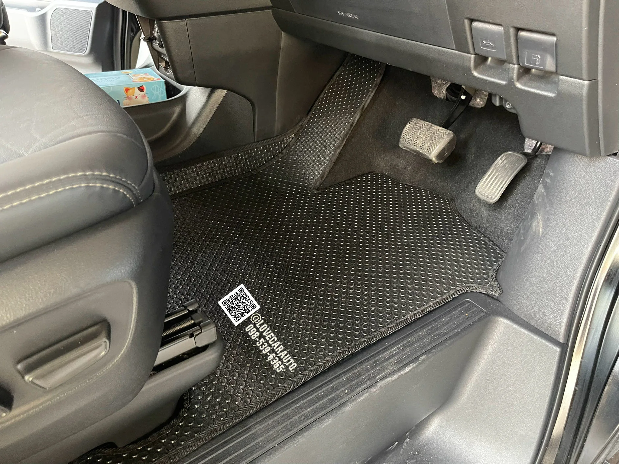 พรมปูพื้นรถยนต์ Toyota Majesty 2025 กระดุมเล็กดำ