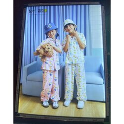 ป้ายในภาพเป็นป้ายไฟ Slim Lightbox แบรนด์เสื้อผ้าเด็ก Lee ร่วมกับ Smiley World™ คอลเลกชันชุดนอนลายการ์ตูนสุดน่ารัก