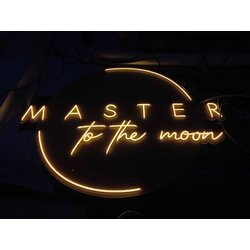 ป้ายไฟนีออนเฟล็กซ์ “MASTER to the moon” สื่อสารความฝันและความสำเร็จผ่านแสงไฟที่สงบนิ่งและทรงพลัง