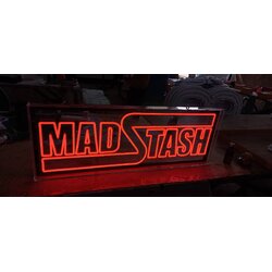 ป้ายไฟนีออนเฟล็กซ์ “MAD STASH” โดดเด่นด้วยดีไซน์โมเดิร์น สไตล์เรียบแต่เท่
