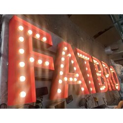 ป้ายไฟปิงปองตัวอักษรลอย “FATBRO” | ป้ายตัวอักษรเหล็กสีแดงฝังหลอดไฟหัวกระสุน สะดุดตา เท่ ชัดเจน