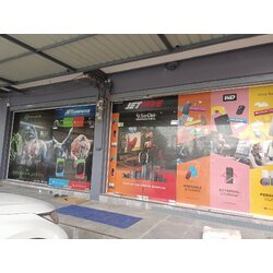 ป้ายสติกเกอร์ซีทรูติดลงบนกระจก