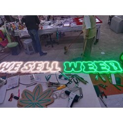 ป้ายไฟนีออนดัดร้านกัญชา