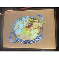 ป้ายไฟเมนูมาม่าหม้อไฟ COMBO – ป้าย Slim Lightbox ที่สะกดใจลูกค้าในพริบตา
