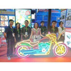 ป้ายไฟนีออนเฟล็คแอลอีดี รูปมอเตอร์ไซค์ ตอนงานออกบูทแสดงสินค้า