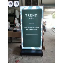 ป้ายตู้ไฟล้อเลื่อนอลูมิเนียมไฟแอลอีดีฐานสวย งานเทรนดี้ซาลอน