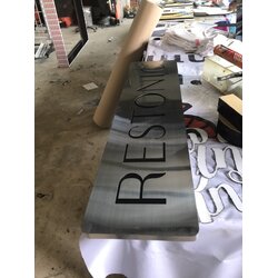 ป้ายสแตนเลสขนแมวเจาะรูตัวอักษรหน้าโบว๋ เจาะสอดอะคริลิคสีดำ งานRESTONIC