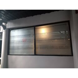 ตัดติดสติกเกอร์ฝ้าลงบนกระจก