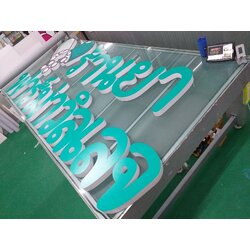 งานพิมพ์สติกเกอร์โปร่งแสงลงตัวหนังสือขอบอลูมิเนียม งานร้านยาฟาร์มาวิลเลจ