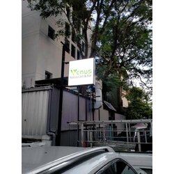 งานป้ายร้านอาหารVenus ป้ายกล่องไฟแอลอีดีพร้อมขายื่น พร้อมปักเสาโครงเหล็ก งานป้ายVenus