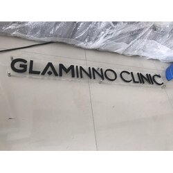 งานป้ายชื่อคลินิค ป้ายชื่ออักษรโลหะยึดน๊อตโชว์ติดผนัง งานGLAMINNO CLINIC