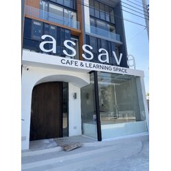 ป้ายตัวอักษรไดคัทพลาสวูดพ่นสีขาว งานASSAVA CAFE&LEARNING SPACE