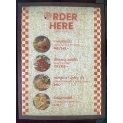 ป้ายไฟเมนูอาหารจานเด่นร้าน Hello Chef – เมนูหมูเยอรมัน ซี่โครงย่าง และเมนูปิ้งย่างในสไตล์ฟิวชั่น