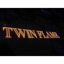 ป้ายไฟนีออนเฟล็กซ์ “TWIN FLAME” ดีไซน์ตัวอักษรสุดหรู สะท้อนพลังของจิตวิญญาณและความลึกซึ้งของแบรนด์