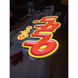 ป้ายตัวหนังสือไฟออกหน้า งานมาม่า