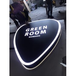 งานป้ายตู้ไฟแอลอีดีไดคัทตามรูปทรงเน้นพื้นดำตัวอักษรขาว ไฟออกขอบ งานGREEN ROOM