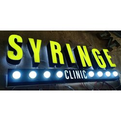 ป้ายไฟ SYRINGE CLINIC | ป้ายตัวอักษรลอยไฟออกหน้า + หลอดหัวกระสุน สไตล์คลินิกทันสมัย
