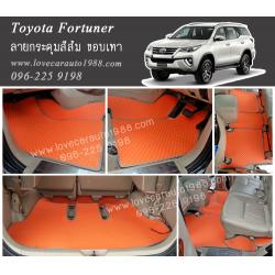 ยางปูพื้นรถยนต์ Toyota Fortuner ลายกระดุมสีส้ม ขอบเทา