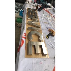 งานป้ายตัวอักษรสแตนเลสสีเงินเงาต่อขอบสแตนเลส งานSERVICE