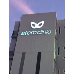 ป้ายตัวอักษรไฟออกหน้า ติดบนตึกสูง งานAtomclinic
