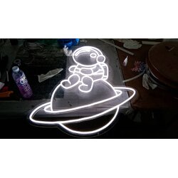 ป้ายไฟนีออนดัด นักบินอวกาศ