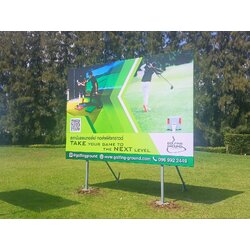 ป้ายไวนิลขึงโครงเหล็ก พร้อมขาเหล็กปักดิน ขุดหลุมเทปูน งานสถาบันสอนกอล์ฟ กอล์ฟฟิ่งกราวด์