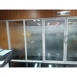 ป้ายสติ๊กเกอร์ติดกระจก