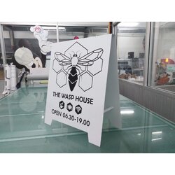 ป้ายตั้งหน้าร้านสามเหลี่ยม ตามคาเฟ่