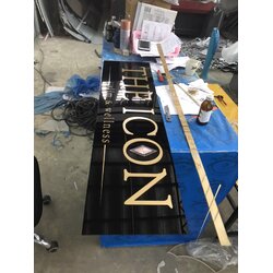 งานป้ายอะคริลิคพ่นสีทอง ติดลงบนอะคริลิคดำ งานTHE ICON SLIM & WELLNESS