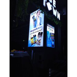 งานป้ายกล่องไฟแอลอีดี กล่องไฟอลูมิเนียม ป้ายไฟร้านมือถือร้านโทรศัพท์ ป้ายไฟFOCUSกระจกกันรอย